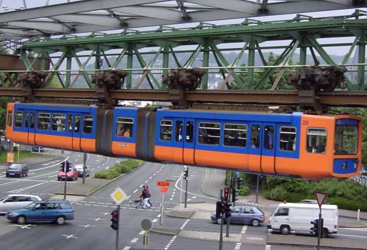 File:Schwebebahn ueber Strasse (Babel).jpg