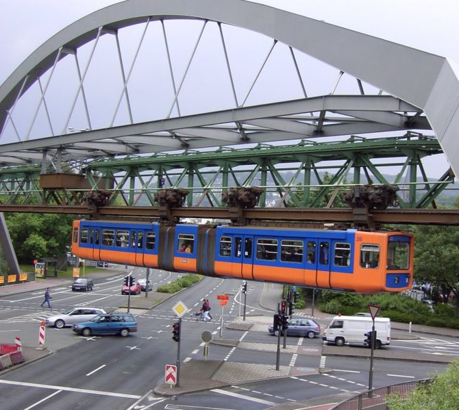 File:Schwebebahn ueber Strasse.jpg
